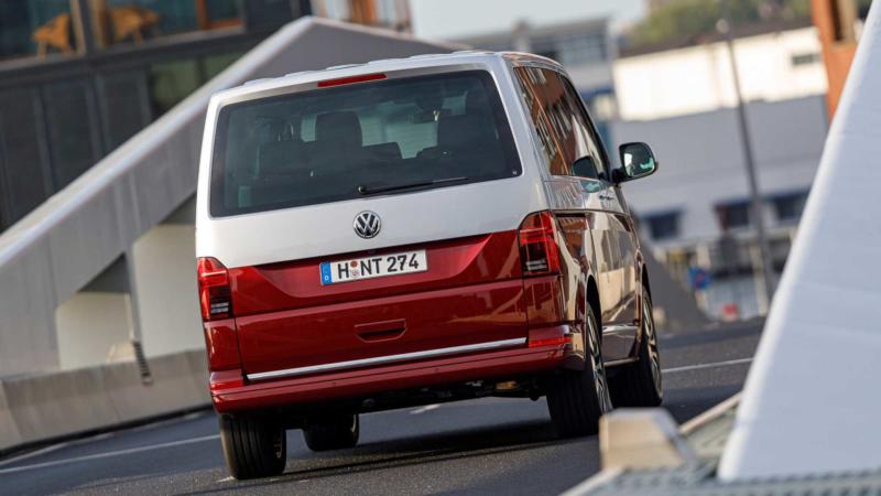 Вид сзади Volkswagen Multivan