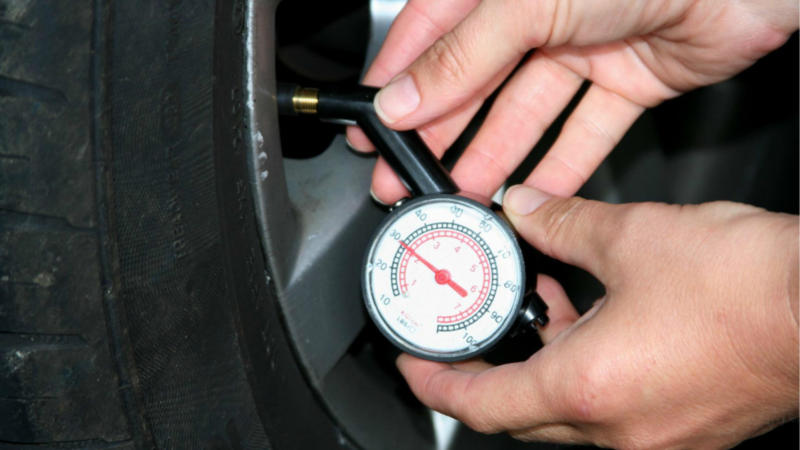 Проверять давление в шинах