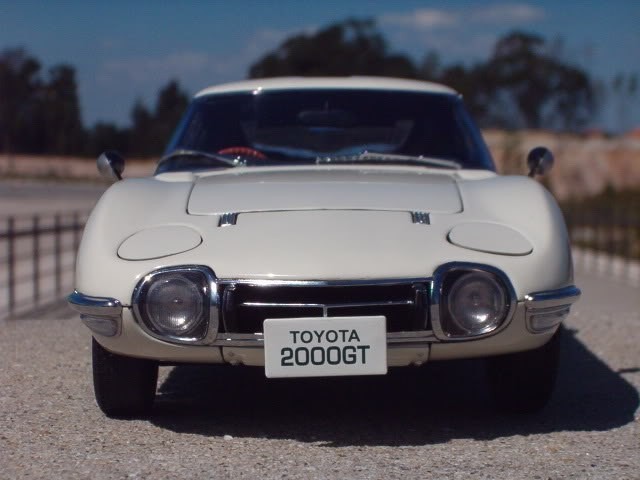 Вид спереди Toyota 2000 GT