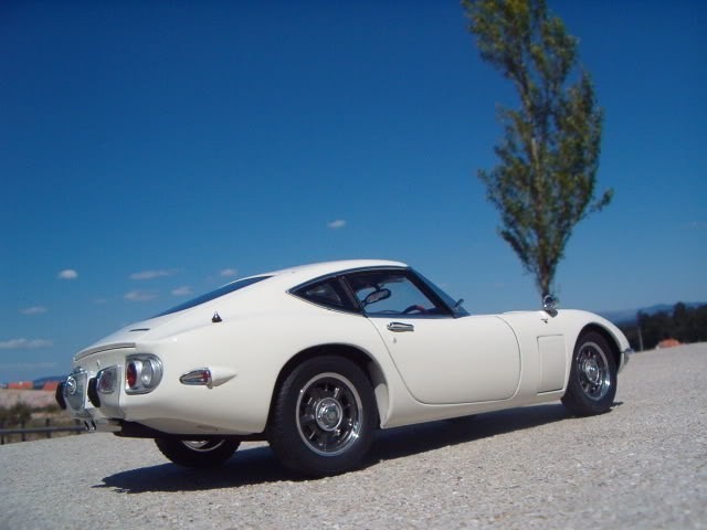 Белый Toyota 2000 GT