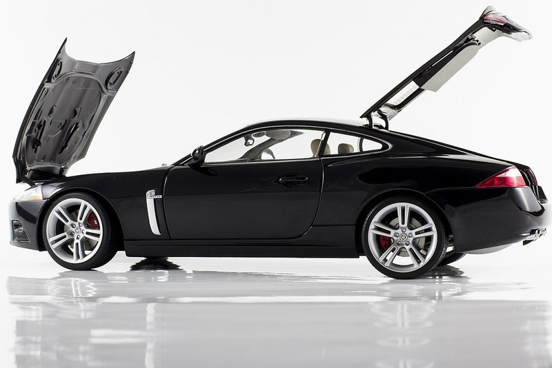 Вид сбоку Jaguar XKR Coupe 