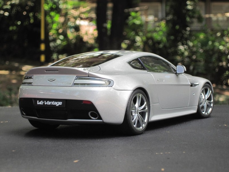 Aston Martin Vantage V12 вид сзади