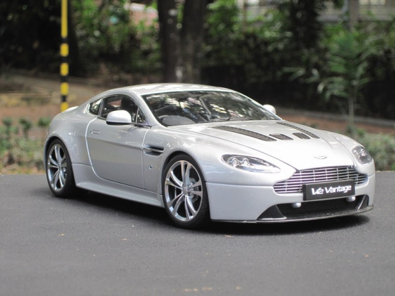 Фото Aston Martin Vantage V12
