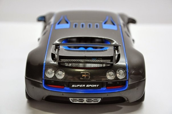 Вид сзади Bugatti Veyron Super Sport 