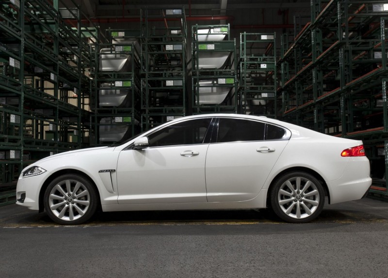 Jaguar XF вид сбоку Jaguar XF вид сбоку