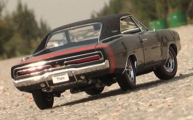Вид сзади Dodge Charger RT 