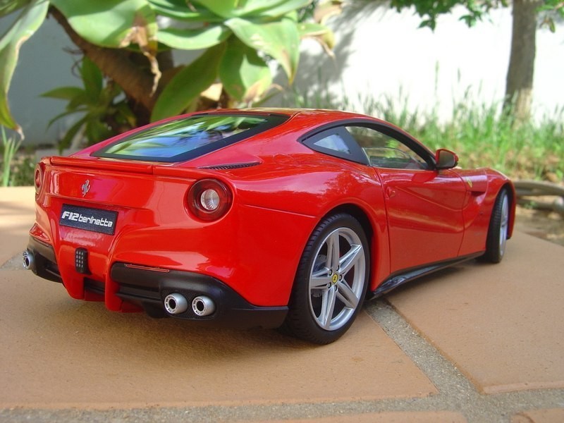 Ferrari F12 Berlinetta вид сзади