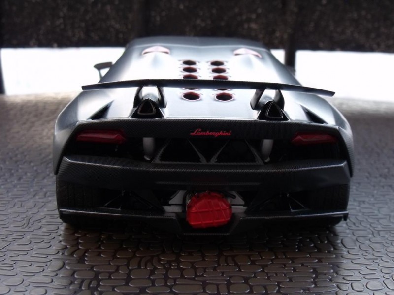 Lamborghini Sesto Elemento вид сзади