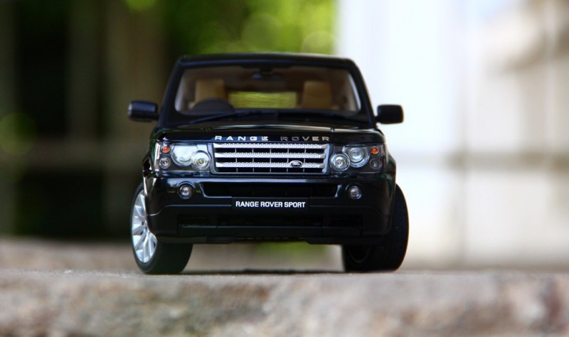 Вид спереди Range Rover Sport