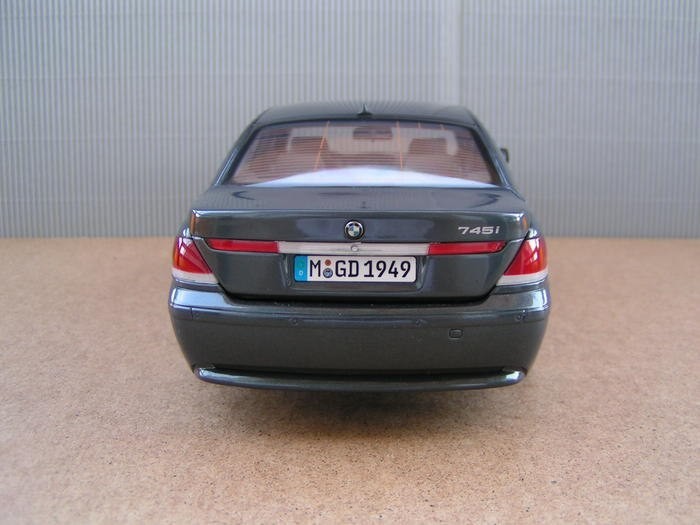 BMW 745i вид сзади