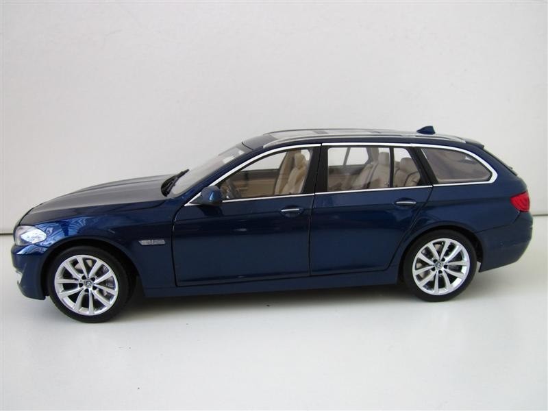 Вид сбоку BMW 550i Touring 