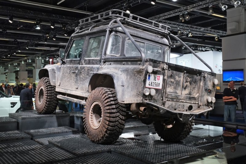 Land Rover Defender вид сзади