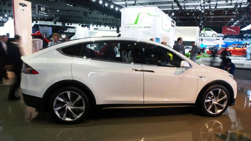 Tesla Model X Tesla Model X вид сбоку