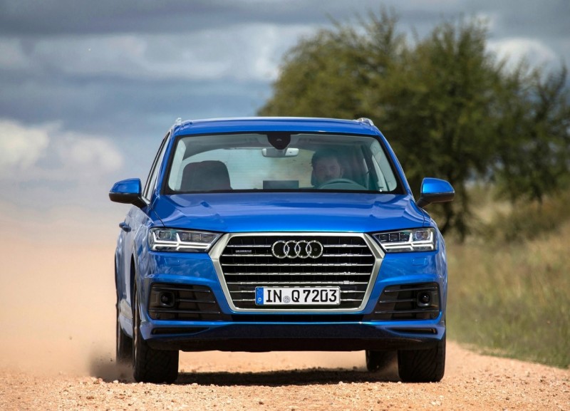 Вид спереди Audi Q7