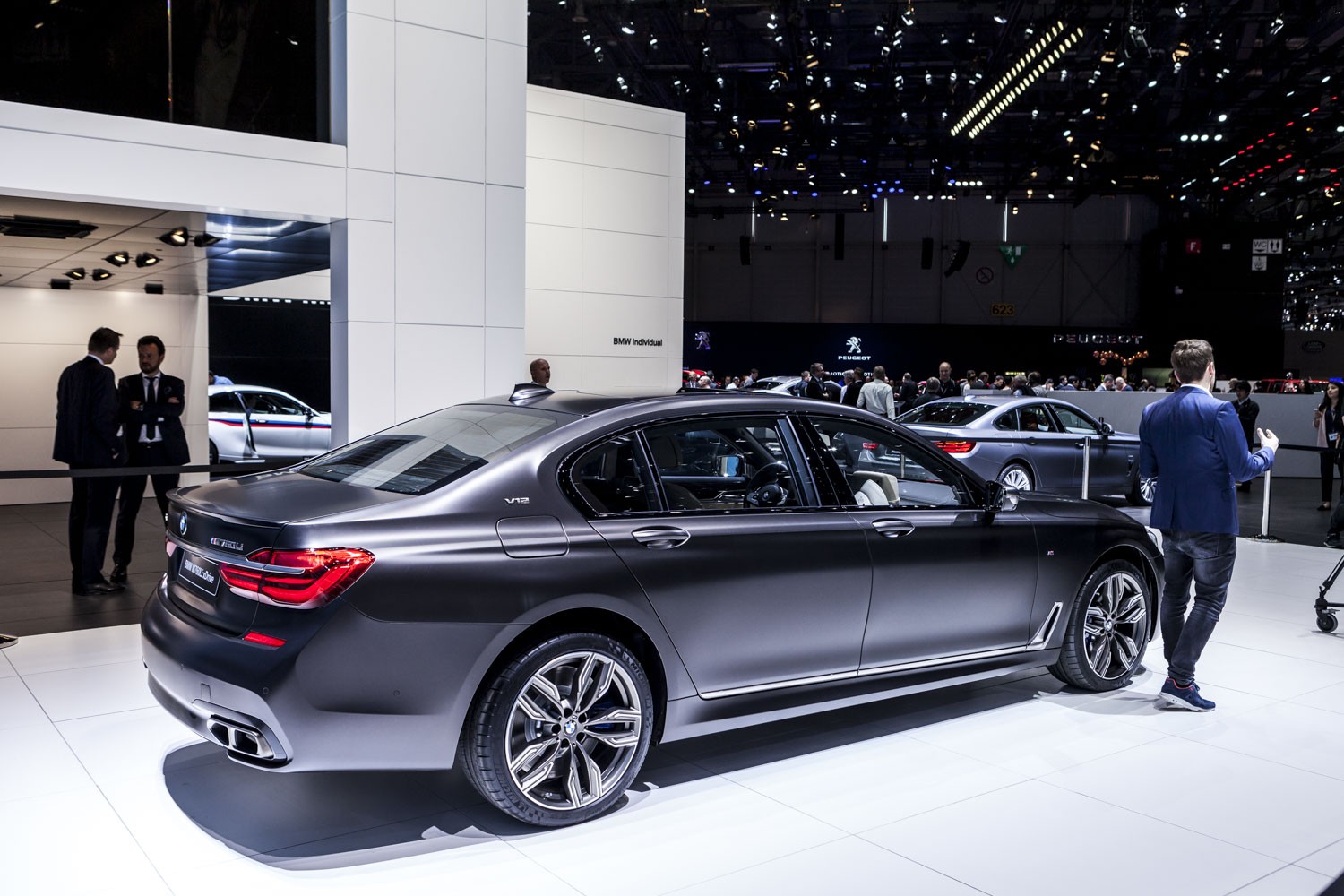 BMW M760 xDrive BMW M760 xDrive фото