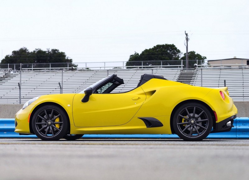 Вид сбоку Alfa Romeo 4C Spider Alfa Romeo 4C Spider вид сбоку