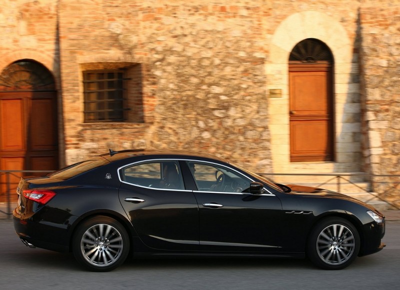 Maserati Ghibli 3 вид сбоку Вид сбоку Maserati Ghibli 3