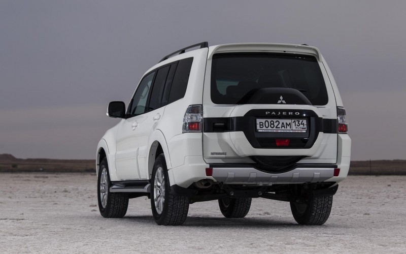 Mitsubishi Pajero 4 вид сзади Вид сзади Mitsubishi Pajero 4