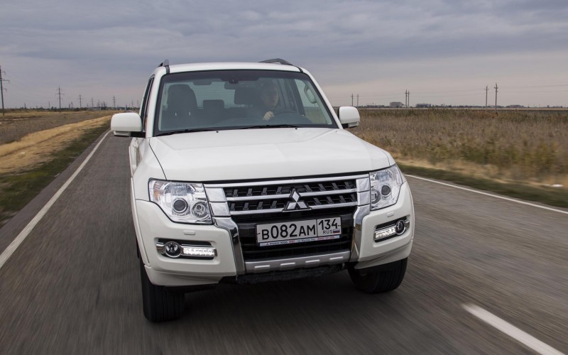 Mitsubishi Pajero 4 вид спереди Вид спереди Mitsubishi Pajero 4