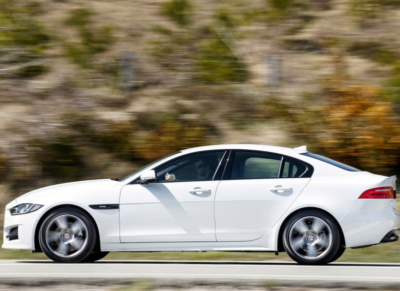 Jaguar XE вид сбоку Вид сбоку Jaguar XE
