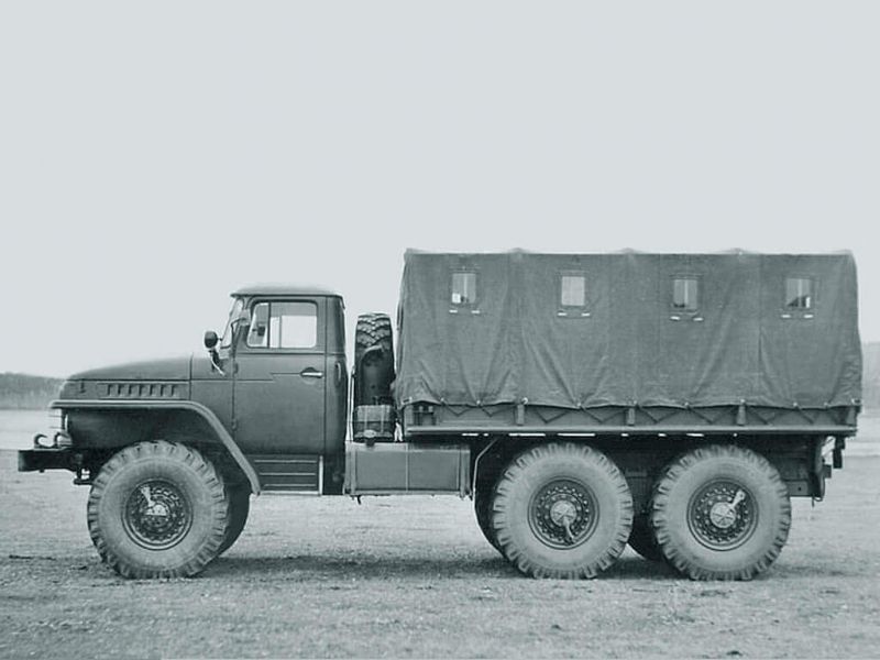 Урал-375 Вид сбоку Урал-375