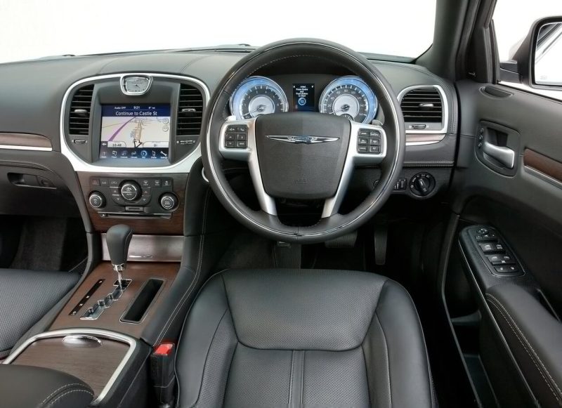 Chrysler 300C II интерьер