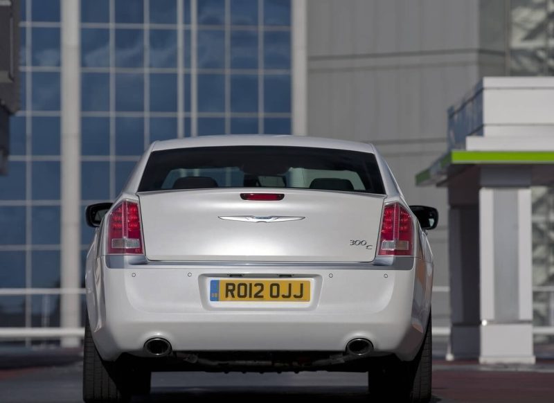 Вид сзади Chrysler 300C