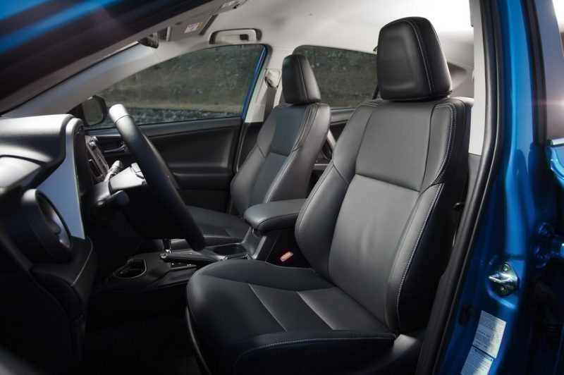 Передние кресла Toyota RAV4