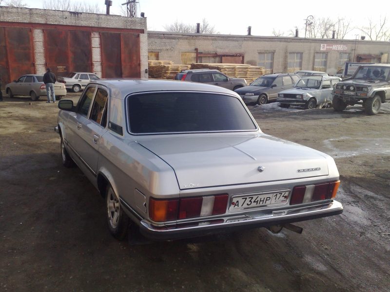 ГАЗ-3102 вид сзади