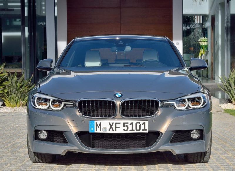Вид спереди BMW 3-Series