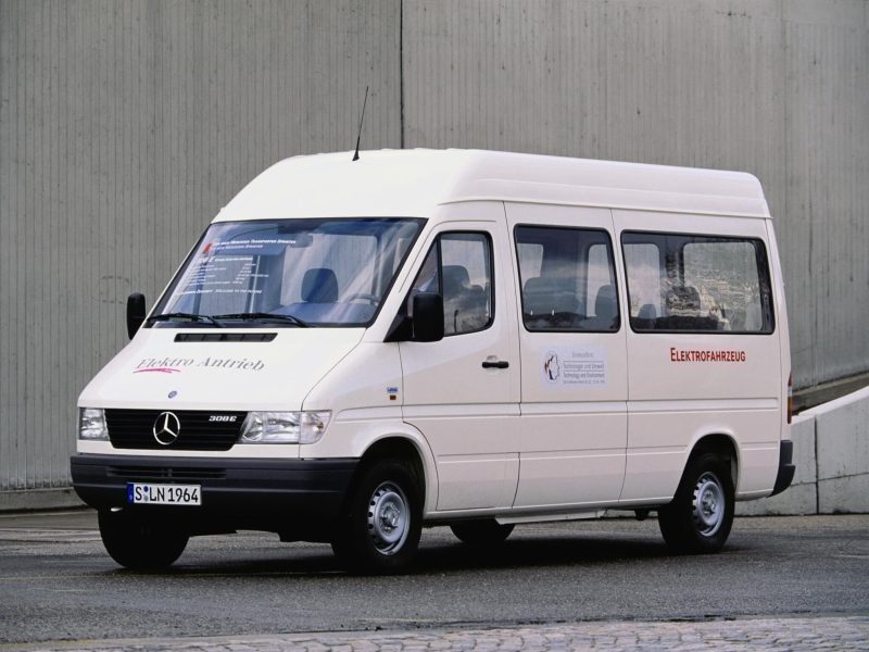Микроавтобус Mercedes-Benz Sprinter первого поколения