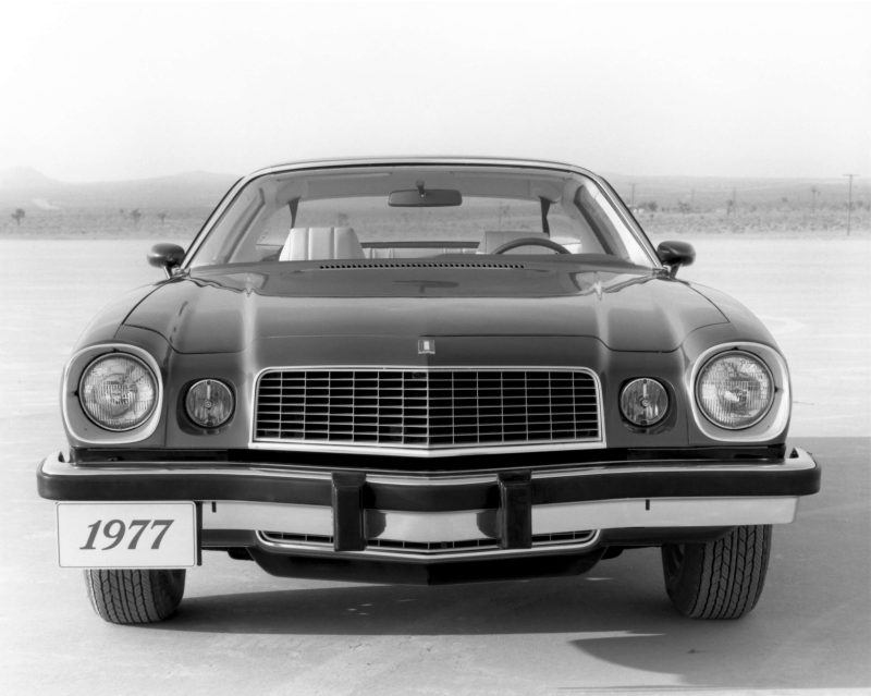 Вид спереди Chevrolet Camaro 1977 года