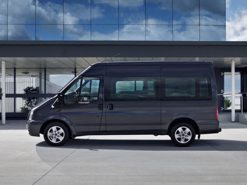 Вид сбоку Ford Transit 2011