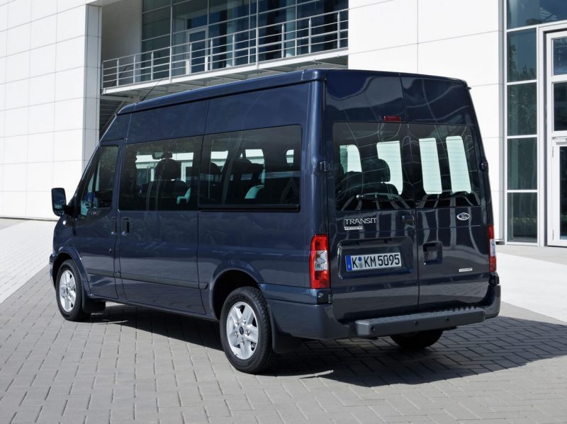 Вид сзади Ford Transit 2011