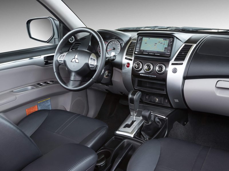 Интерьер Mitsubishi Pajero Sport 2