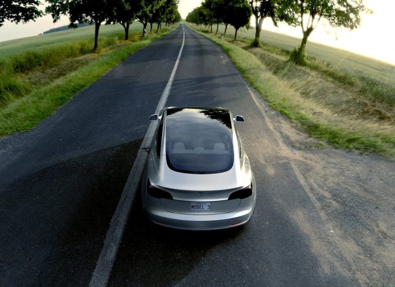 Вид сзади Tesla Model 3