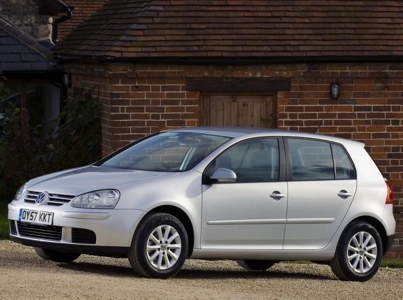 Volkswagen Golf 5 вид сбоку