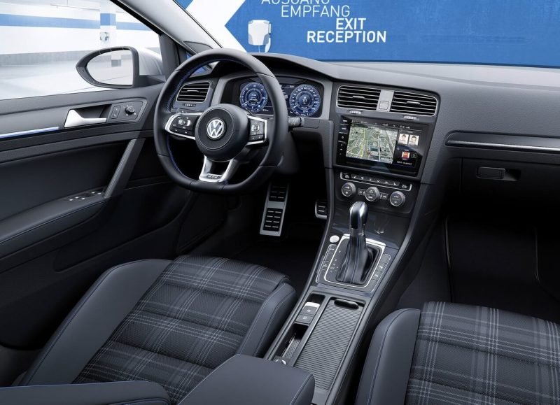 Интерьер Volkswagen Golf 8