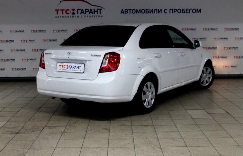 Вид сзади Daewoo Gentra