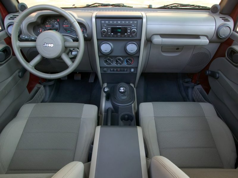 Салон Jeep Wrangler III
