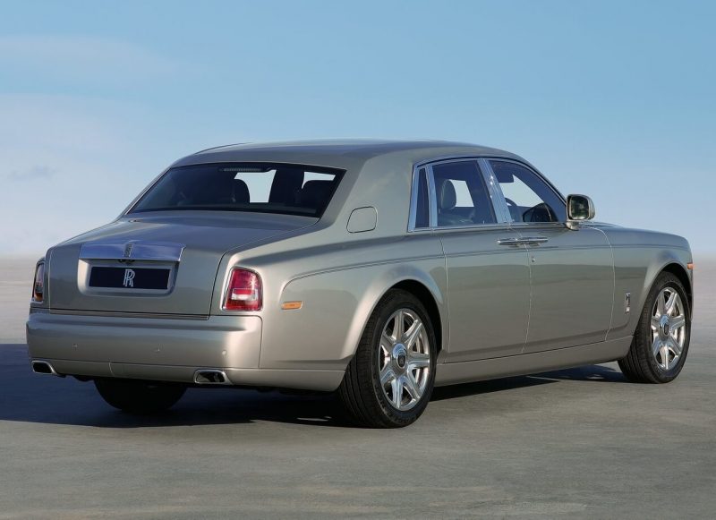 Rolls-Royce Phantom VII вид сзади