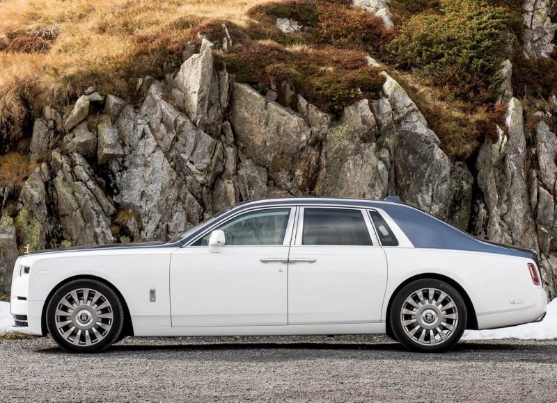 Вид сбоку Rolls-Royce Phantom VIII