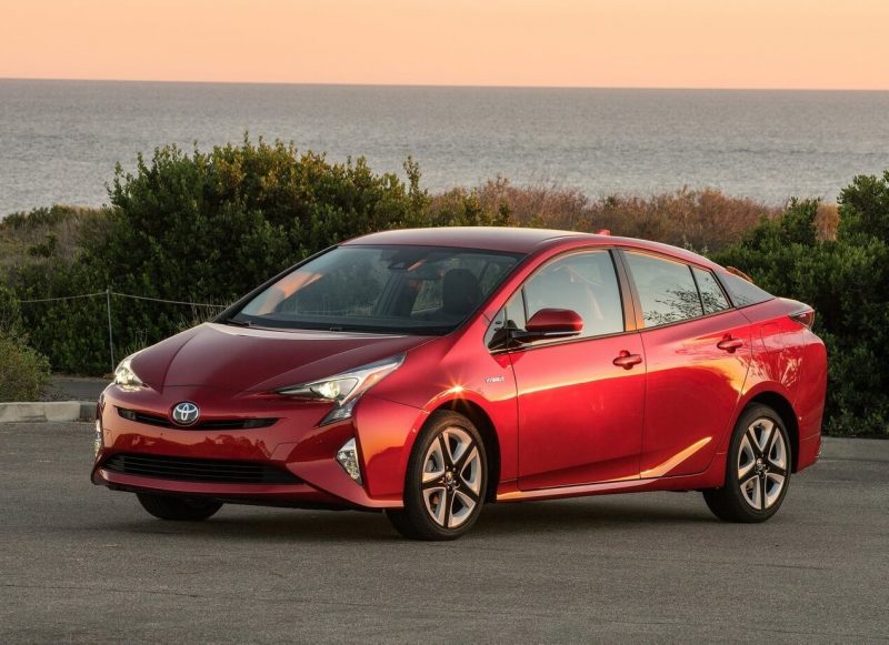 Авто Toyota Prius 4