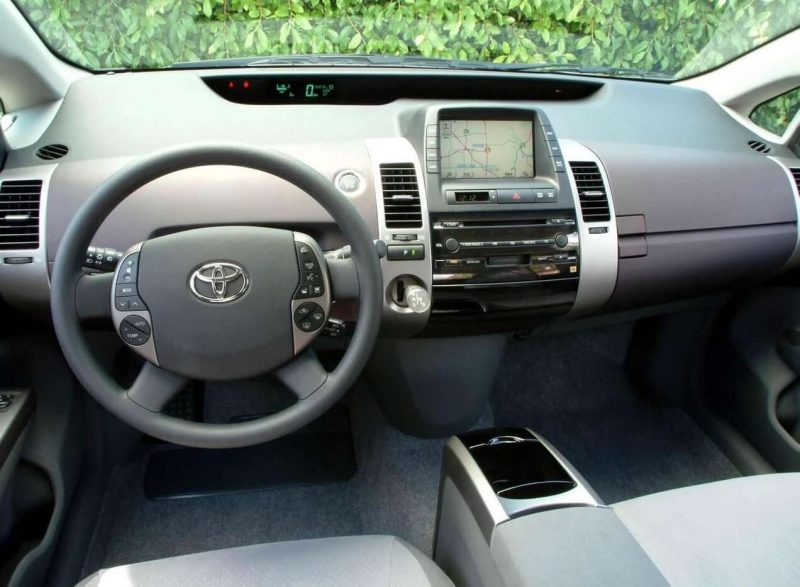 Toyota Prius II салон