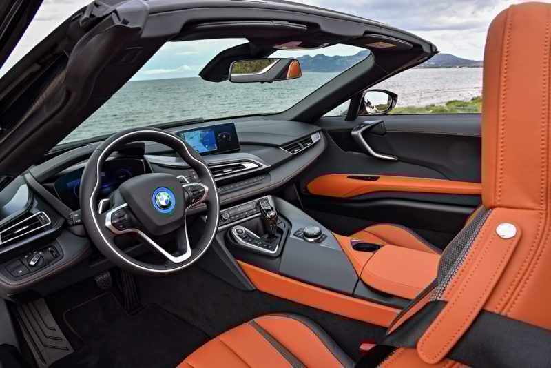 Интерьер BMW i8 Roadster
